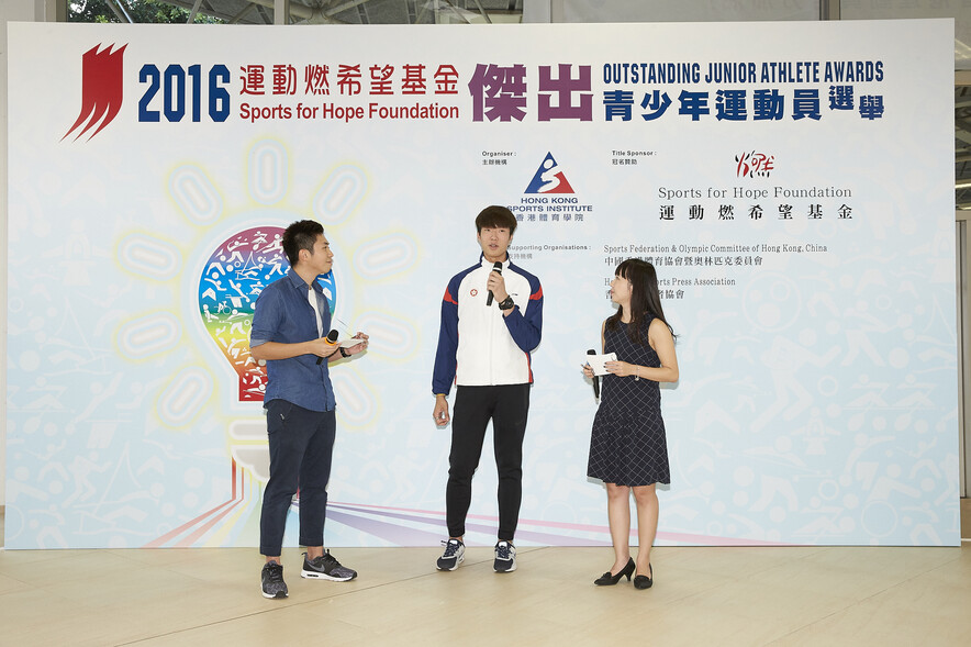 <p>Cheung Ka-long (Fencing, middle), award winner&nbsp;of the 2<sup>nd</sup> quarter of the Sports for Hope Foundation Outstanding Junior Athlete Awards 2016.</p>
